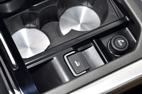 ルーフの開閉スイッチは、センターコンソールのカップホルダー横(写真中央)にレイアウトされる。