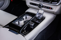 「インスクリプション」グレードには、スウェーデンのオレフォス社が手がけるクリスタル製のシフトノブが標準で装備されるほか、カップホルダーとシャッター式のカバーが専用デザインとなる。