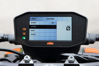 エンジンの制御は「スポーツ」「ストリート」「レイン」「トラック」の4種類。トラックモードでは、スロットルコントロールとトラクションコントロールの個別調整や、アンチウイリーモードのオン/オフ選択が可能だ。