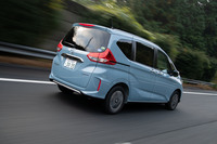 豊富なバリエーションは、ライバルにはない「フリード」ならではの魅力。4WDもシートレイアウトやパワーユニットの種類を問わず用意されているので、「2列シートのハイブリッド4WD」という、今回の試乗車のようなマニアックな仕様も選ぶことができる。