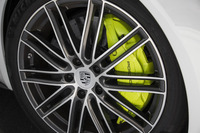 タイヤサイズはフロントが275/35ZR21で、リアが315/30ZR21。テスト車は「ミシュラン・パイロットスポーツ4」を履いていた。