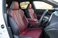 高性能グレードである「RX500h“Fスポーツ パフォーマンス”」には、サイドサポートの大きく張り出したスポーツシートが装着される。