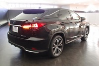 リアまわりは、バンパーやランプ、マフラーのデザインが変更された。写真は「RX450h“バージョンL」。