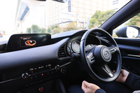 システム作動中の車内の様子。「CO-PILOT 2.0」はドライバーが運転不能となった際に作動するシステムなので、当然のことながら、その作動中は車両は完全な自動運転状態となる。