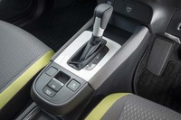 シンプルなデザインのセンターコンソール。シフトレバーの手前には電動パーキングブレーキのスイッチが配される。