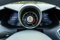 中央にタコメーターを据えた、ウイング型のメーターパネル。表示部分は液晶パネルで、走行モードや足まわりの設定次第で色合いが変わる。