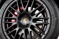 タイヤサイズは前後とも275/45R20。試乗車には「ミシュラン・ラティチュード スポーツ」が装着されていた。