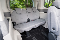 1列目より2列目、2列目より3列目と順にヒップポイントが高くなっていくので、後ろに座っても閉所感がない。3列目は大人でもそれほど不満のない空間だ。