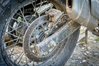 ブレーキは前がφ320mmのディスクと2ピストンキャリパー、後ろがφ270mmのディスクとシングルピストンキャリパーの組み合わせ。2チャンネルABSは切り替え機能付きで、リアのみ作動をカットできる。