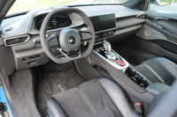 インテリアの基本デザインは先にデリバリーが開始された「エミーラV6」に準じたもの。ダッシュボード中央の10.25インチのタッチスクリーンと12.3インチのTFTドライバーディスプレイが目を引く。