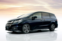 2013年に登場した5代目「ホンダ・オデッセイ」。スポーツワゴン的なスタイリングだった3・4代目から一転し、ミニバンらしい背の高いモデルとなった。