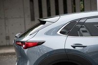 Dピラーは前側に大きく寝かされている。ルーフラインを落とし込む(=キャビンを狭める)ことなくスポーティーなスタイルを実現するためのブレークスルーだったという。