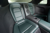 後席はトランスアクスルレイアウトゆえの長い座面が特徴だ。