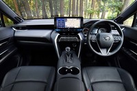 フロントピラーを先代よりも後方に下げることで、前方視界は拡大。コックピット周辺は、骨太なセンターコンソールにより包まれ感と安心感が得られるようデザインされている。