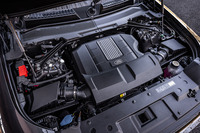 「ディフェンダー130 V8 P500」には、四半世紀にわたりジャガー・ランドローバーで育まれてきた伝統のV8エンジンが積まれる。最高出力は500PS/6000-6500rpm、最大トルクは610N・m/2500-5000rpmで、8段ATと組み合わされる。