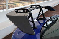 ニュルブルクリンク24時間レースで培った技術や知見をもとに開発したという「STIドライカーボンリアスポイラー」が標準で装備される。