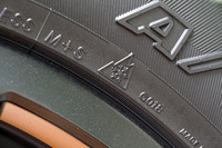 突然の降雪などにも対応できる、オールシーズンタイヤとしての性能も有する「ジオランダーA/T4」。サイドウォールには冬用タイヤ規制時でも走行できることを示す、スノーフレークマークが描かれている。