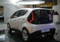 サイドのプレスラインやリアエンドの造形は、すでに生産型「ブルーカー」に近づいていることが分かる。