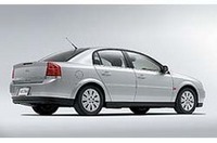 テールパイプをリアバンパー裏に配置し、すっきりしたリアビューとした。