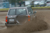 車重2555kgに達するパトロールのドリフトは迫力。