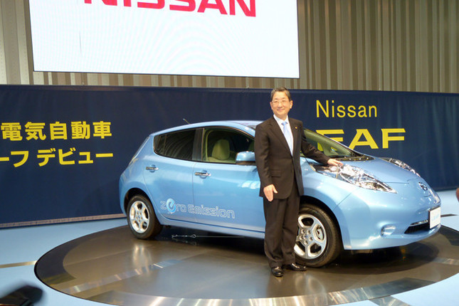 「日産リーフ」と志賀俊之COO。