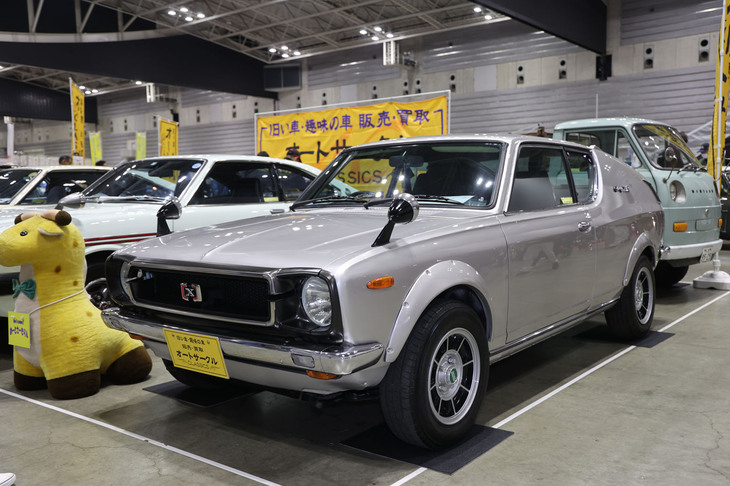 これもオートサークルが並べていた「日産チェリー クーペX-1・R」。X-1・Rの純正色は白のみだったのでリペイントだろうと思いきや、ショップによると「あちこちバラしてみても塗り直した痕跡が出てこない」とのこと。ということは、新車時の特注の可能性が高い。レアなイレギュラーものというわけか。