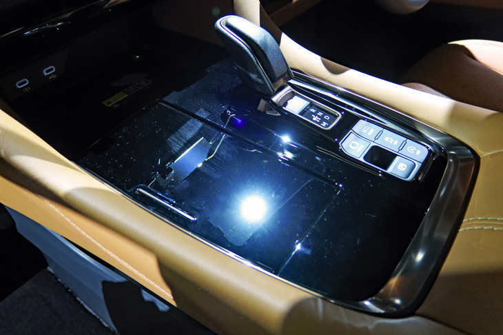 トヨタ・ヴェルファイアZプレミア(センターコンソール)