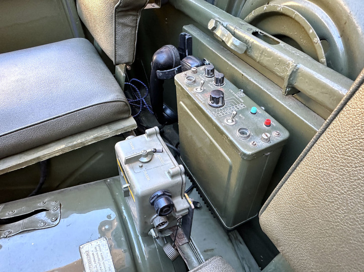 運転席と助手席の間に装着された無線設備。