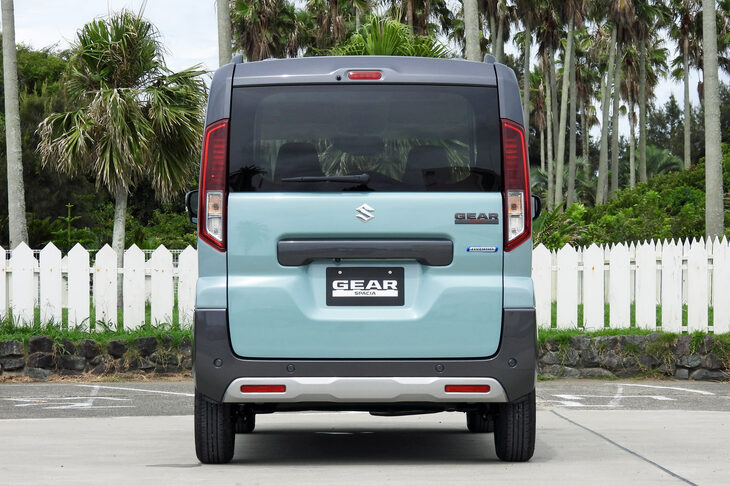 スズキ・スペーシア ギア ハイブリッドXZターボ(リア)