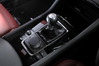 6段MTのギア比は「スカイアクティブX 2.0」専用のセッティング。1~5速をクロス化することで、ダイレクトかつ自在にコントロールできるようにしている(6段ATは「スカイアクティブG 2.0」と同じ仕様)。