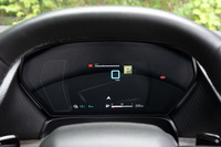 「C5 X」の液晶メーターは7インチのコンパクトサイズ。ヘッドアップディスプレイと組み合わせて使うのが前提のようだ。中央に地図を表示しているが、正直よく分からない。