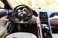 フラットボトムのステアリングホイールがドライバーを迎える。シフトパドルはステアリングコラム固定式。