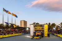 前日の豪雨がウソのような天候のもと、スタートするTOYOTA GAZOO Racingのタナック/ヤルヴェオヤ組。