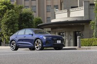 シリーズ初の「S」モデルとして設定された「アウディe-tron Sスポーツバック」。普通のSUVボディーの「e-tron S」もある。