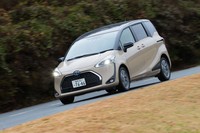 ボディーカラーに2トーン車が設定されたのもトピックのひとつ。テスト車の「ブラックマイカ×ベージュ」も含めて、全6タイプが用意されている。