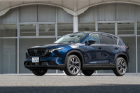 新型「マツダCX-5」では、リーズナブルな価格も含め、“良心的ないいクルマ”としてのキャラクターが徹底追求されている。2026年5月21日の発売以来、6~8月の登録台数のランキングでは19位または20位と健闘している。