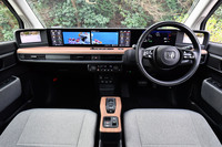 「ホンダe」のインストゥルメントパネル。12.3インチのモニターを2枚並べた「ワイドスクリーンHonda CONNECTディスプレイ」を配置し、その左右には高精細カメラを用いたサイドカメラミラーシステムのモニターが並ぶ。