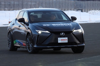 「レクサスRZ」をベースとした試作車。運転中はもちろん、はたからスラロームを走る様子を見ていても、モードによってロール・ピッチが大きく変わっているのが理解できた。
