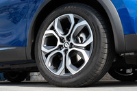 足もとには純ガソリン車と同じく「Pasadena」と呼ばれるツートンカラーの18インチアロイホイールを装備。試乗車に装着されていたタイヤも、純ガソリン車で使われるものと同銘柄のグッドイヤーのコンフォートタイヤだった。