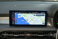 ダッシュボードに備わる10.25インチのタッチスクリーン。インフォテインメントシステムはステランティス車でおなじみの「Connect」で、ナビゲーションシステムや携帯端末との接続機能などが備わる。