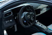 トップとボトムがフラットになったステアリングホイールも新しい。10時10分より操作性が高い9時15分のポジションへと自然に誘導するという。