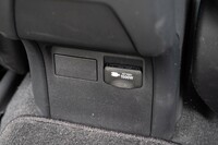 センターコンソールの後端(写真)と荷室の左側面にはAC100V・1500Wのコンセントが備わっている。