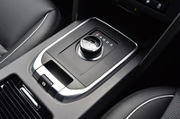 ダイヤル式のシフトセレクター。いまではジャガー・ランドローバーの多くの車両に見られるディテールだ。