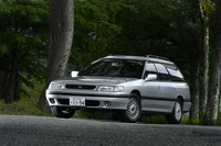 最初にステアリングを握った「レガシィ ツーリングワゴンGTタイプS2」。1989年1月デビューの初代BF型に追加されたハイパフォーマンスモデルで、最高出力200PSの2リッター水平対向4気筒ターボエンジンを搭載。BBSのホイールが外観上の特徴だ。現代のクルマを見慣れた目には、コンパクトだと感じる5ナンバーサイズのボディーを有す。全長×全幅×全高=4600×1690×1500mm、ホイールベース=2580mm。