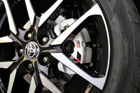 ホイールスポークの間に見える「GR」ロゴ入りのホワイトブレーキキャリパー。性能は標準モデルと変わらないが、地金がザラッとしているため塗装が難しいそうだ。