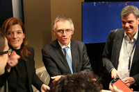 プレスデー1日目の午後、DSブースの一角で、カルロス・タバレスPSAグループCEO(写真中央)との一問一答が始まった。