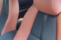 インテリアはテラコッタカラーとブラックを組み合わせたカラーコーディネートを採用。レトロな雰囲気とスポーティーさを際立たせたという。