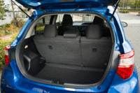 リアシートは6:4分割の可倒式で、ラゲッジルームの拡張が可能(下位グレードは一体可倒式)。「Sportyパッケージ」では床面の高さを調整できるアジャスタブルデッキボードを選ぶことができない。(写真をクリックすると、シートの倒れる様子が見られます)。