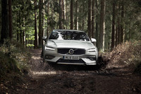 専用のシャシーやサスペンションを用いて、ベースとなった「V60」より65mm高い210mmの最低地上高が確保された「V60クロスカントリー」。標準で4WDの駆動方式を採用し、オフロード向けのドライビングモードも備わっている。