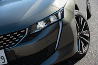 ヘッドランプは全車共通でフルLED式。自動で点灯/消灯するオートヘッドライトや、対向車などを眩惑(げんわく)しないようハイビームの照射範囲を自動調整する、インテリジェントハイビームなどの機能が備わっている。